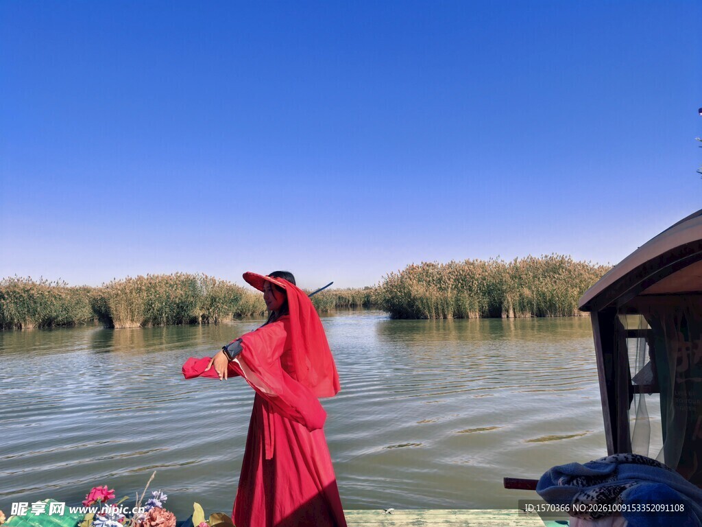 湖畔红衣女子赏景