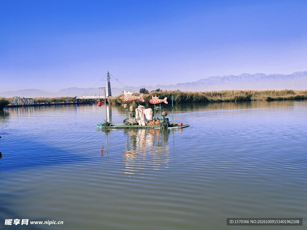 碧水蓝天湖中小景