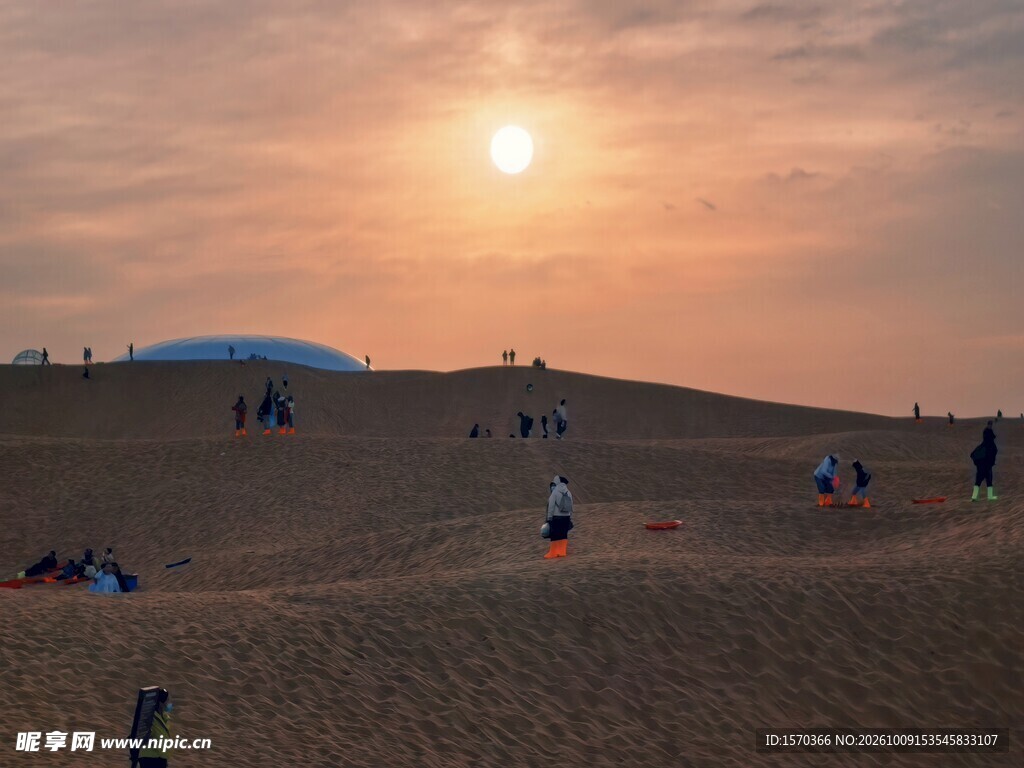 沙漠黄昏游人赏景