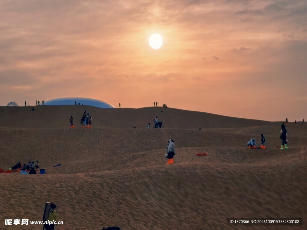 沙漠黄昏游人观景