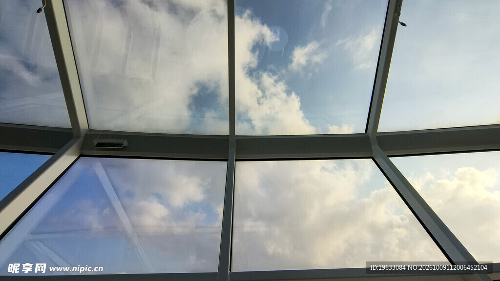 透过天窗看蓝天空