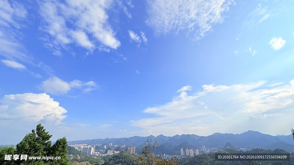 蓝天白云远山自然风景