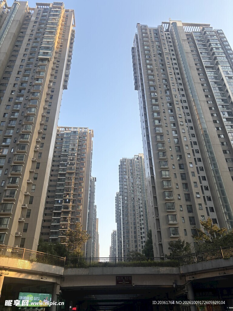 仰拍城市高层居民楼