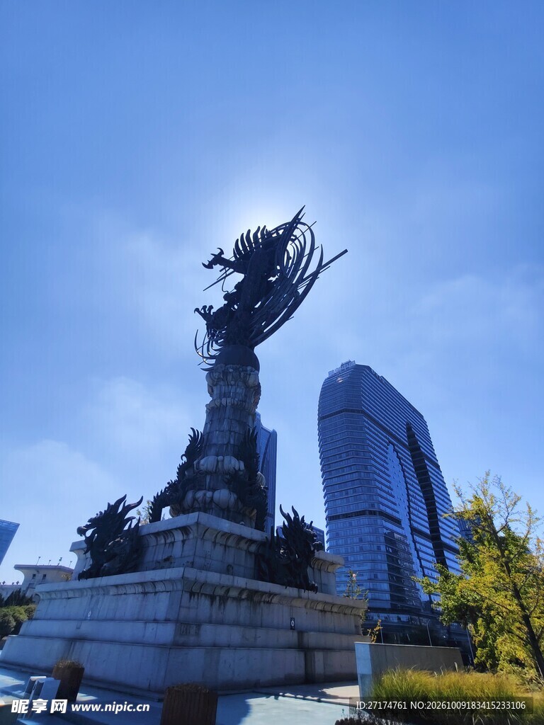 城市广场雕塑与现代建筑