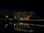 水岸建筑夜景倒影