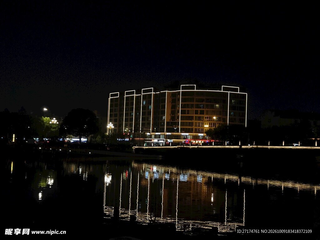 水岸建筑夜景倒影