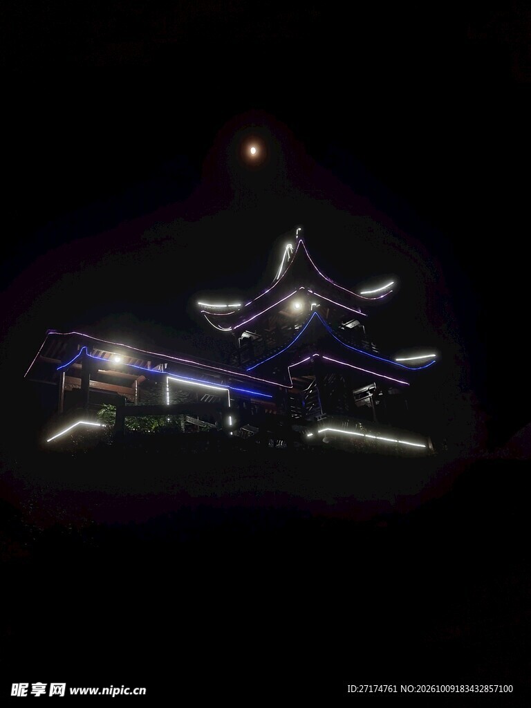 月夜下的中式古建