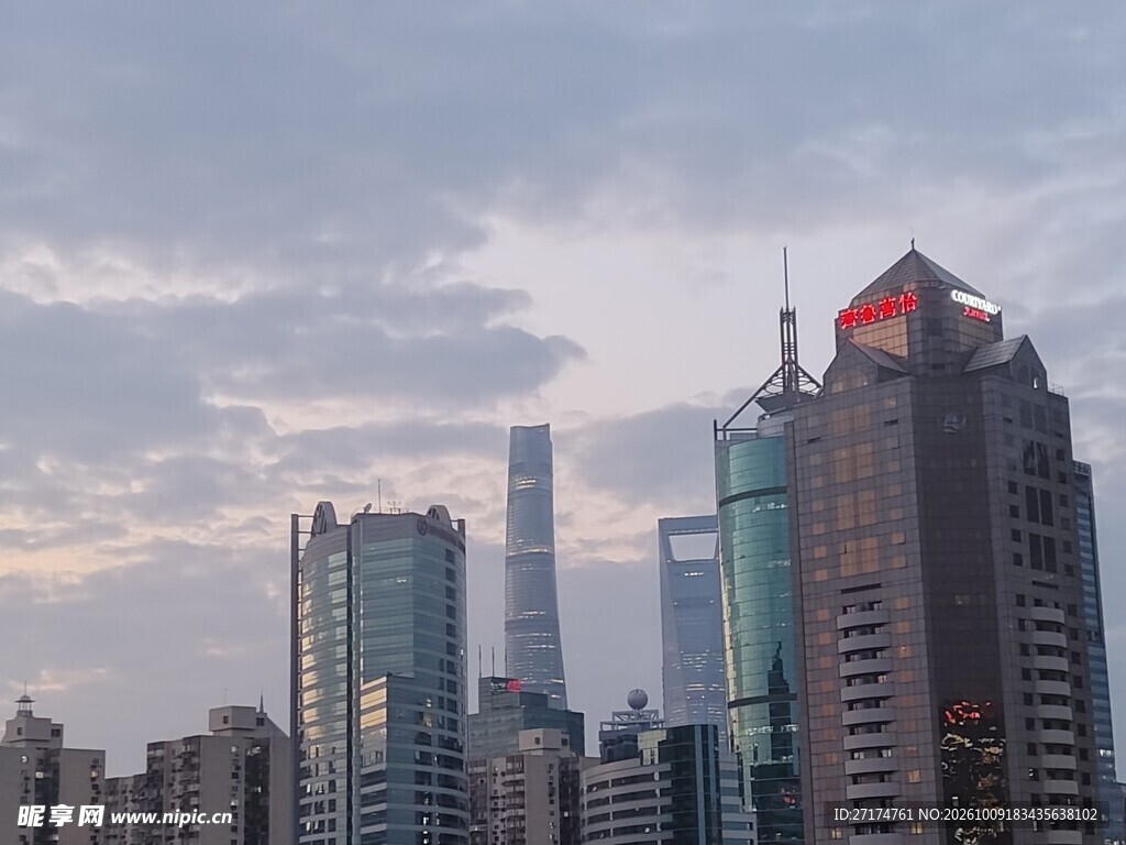 城市黄昏摩天建筑群