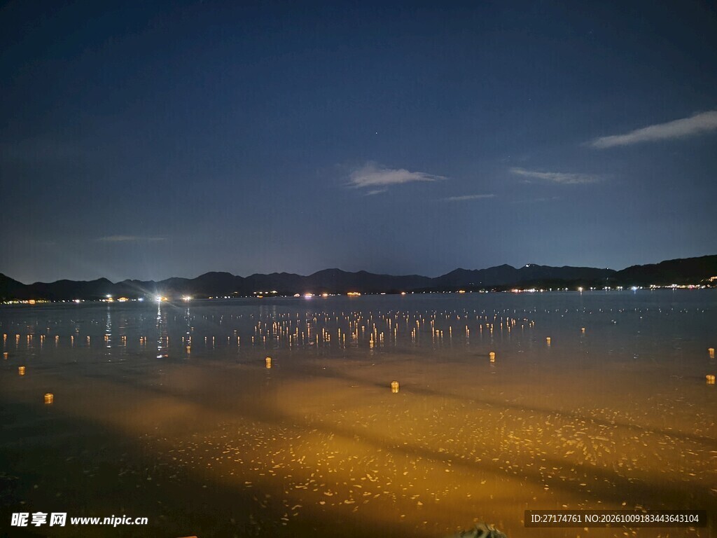 夜色湖岸沙滩风光