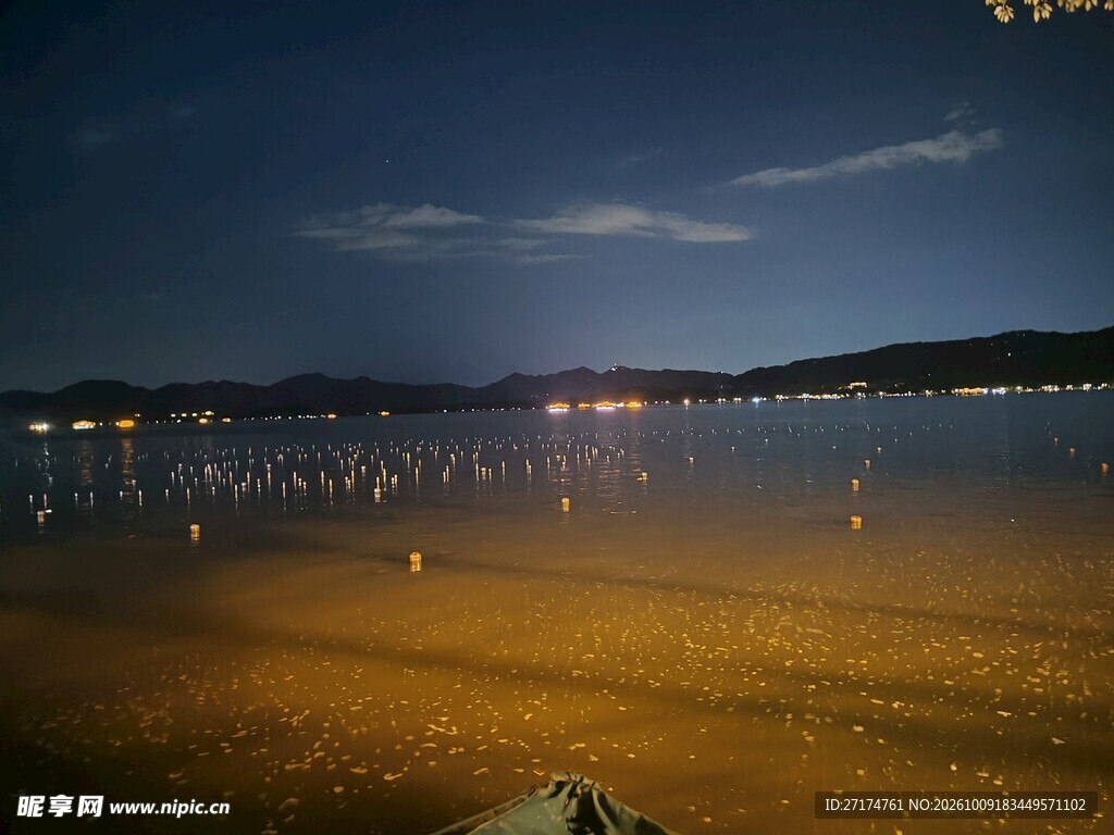 夜晚湖畔风光