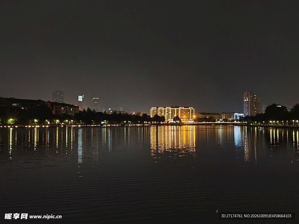 湖畔城市夜景倒影