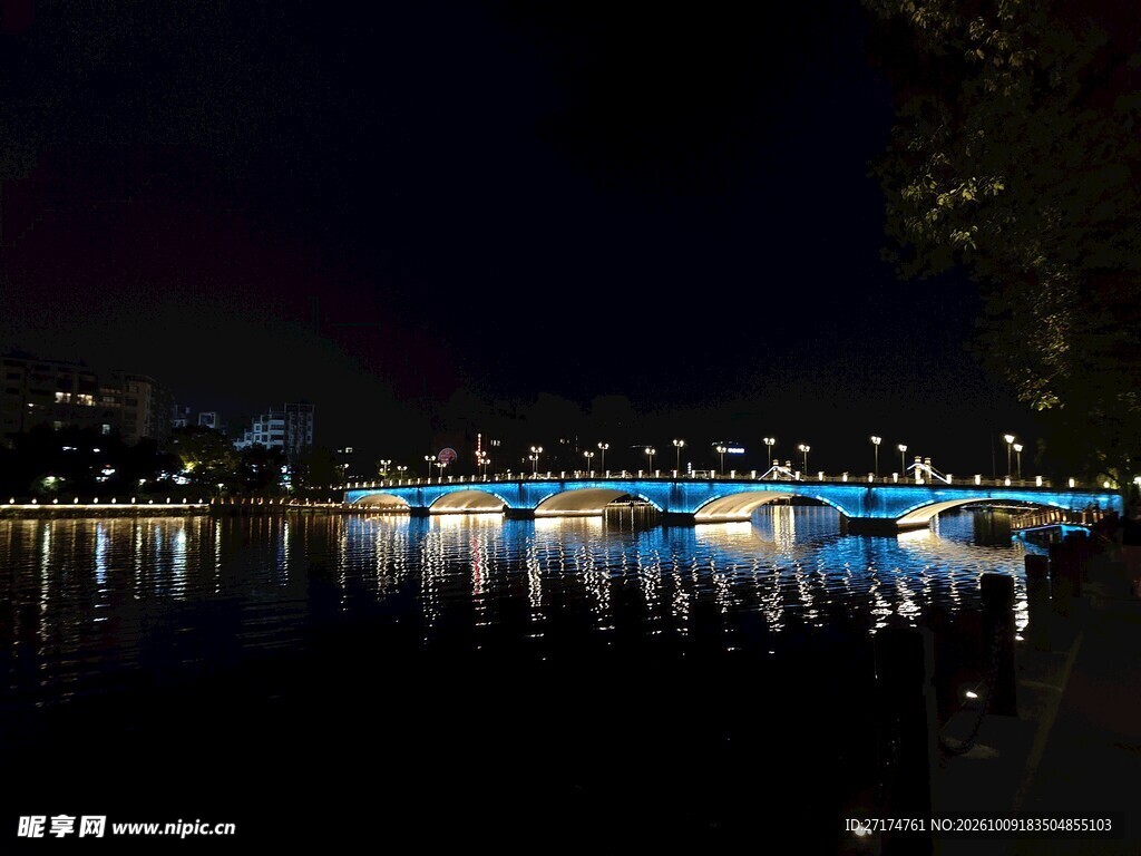湖畔夜景灯光倒影
