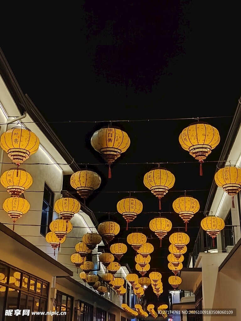 传统中式灯笼长廊