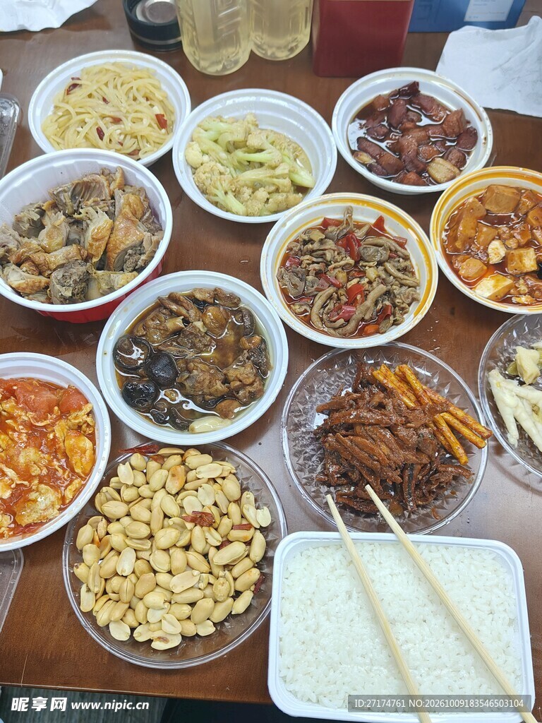 一桌丰盛家常饭菜