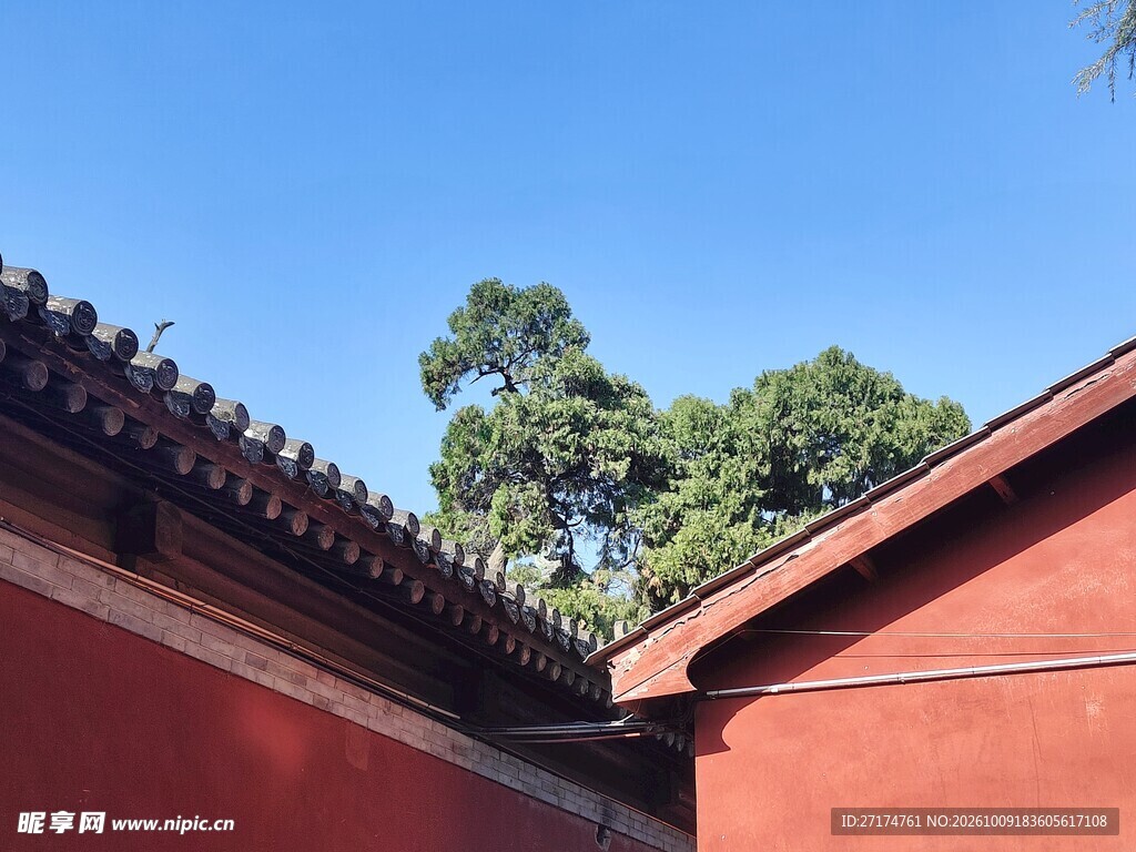 红墙古建蓝天风光
