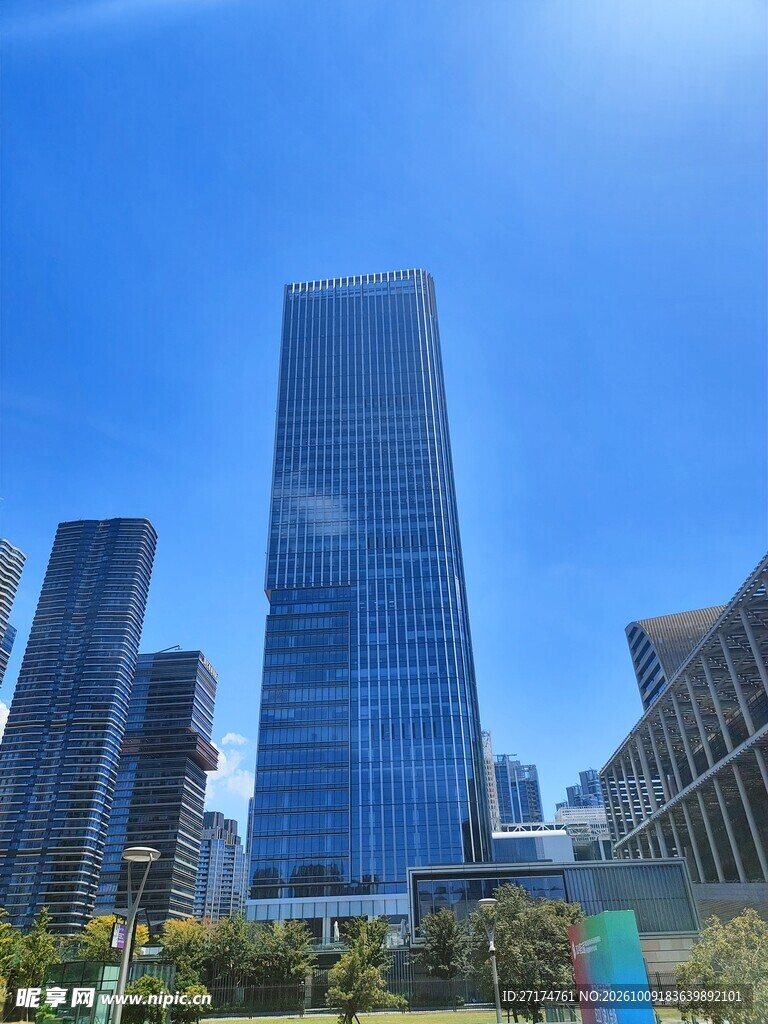 蓝天映衬城市摩天高楼