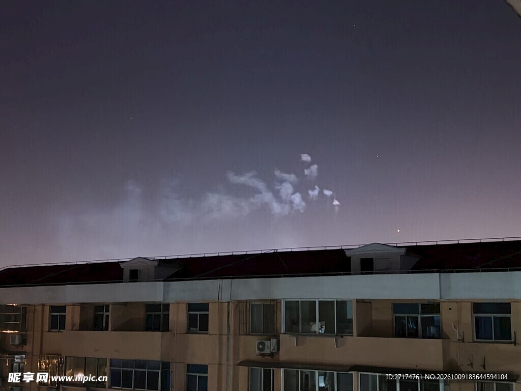 傍晚建筑上空的云