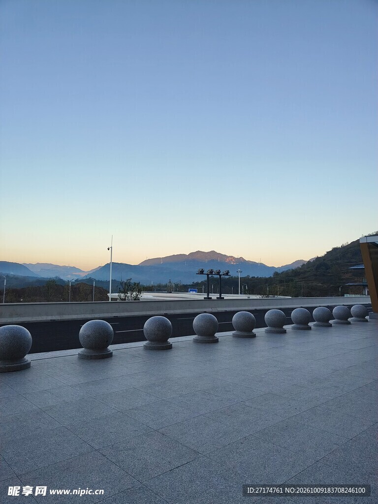 黄昏郊野步道风光