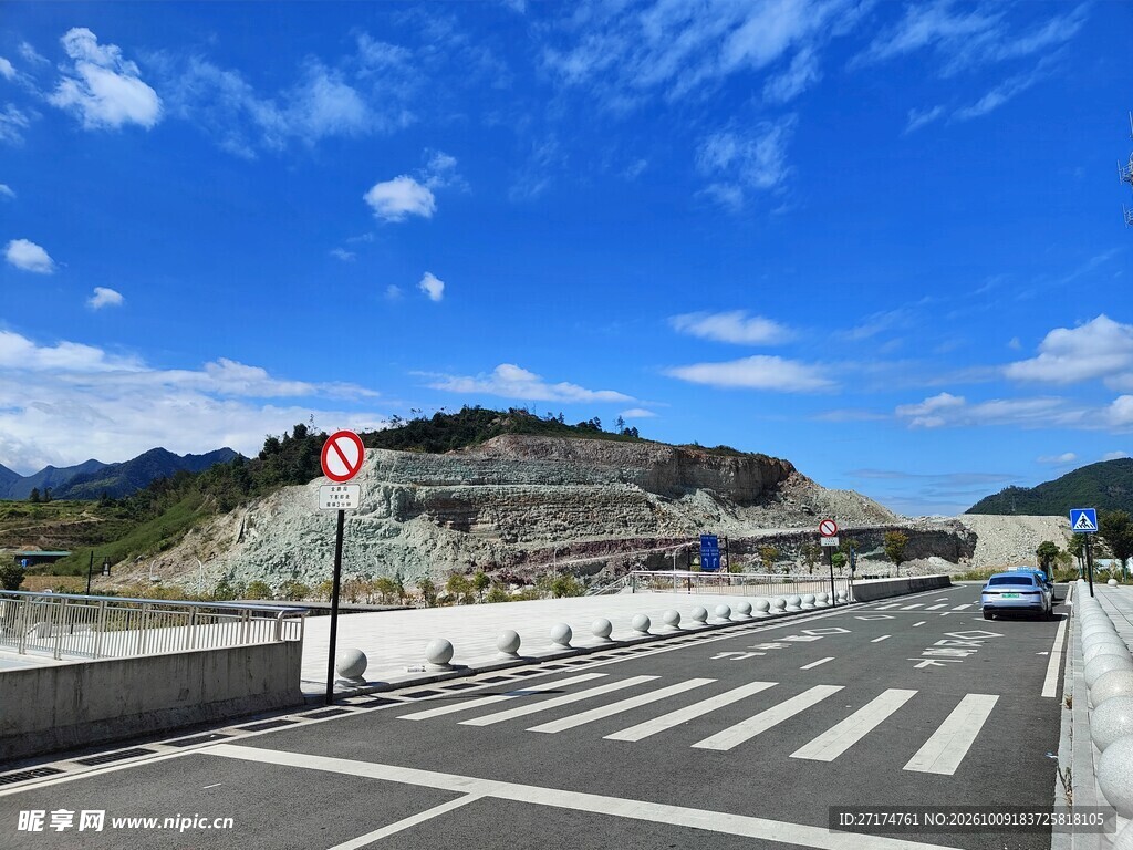 晴日郊野公路风光