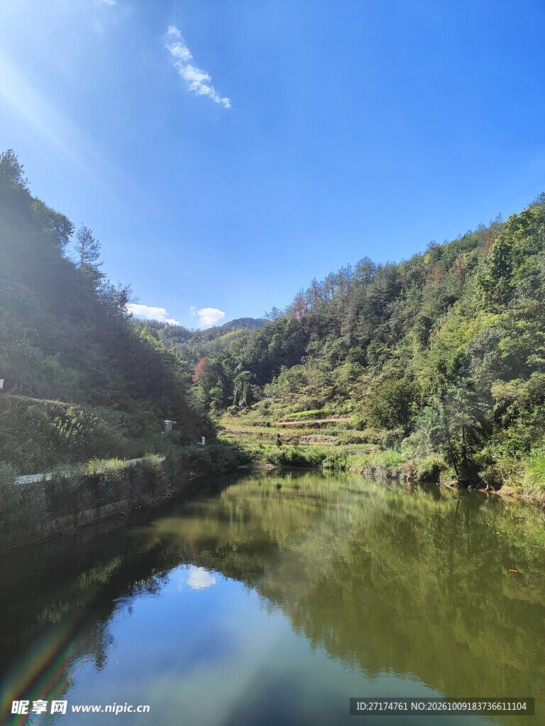 山间晴日山水风光
