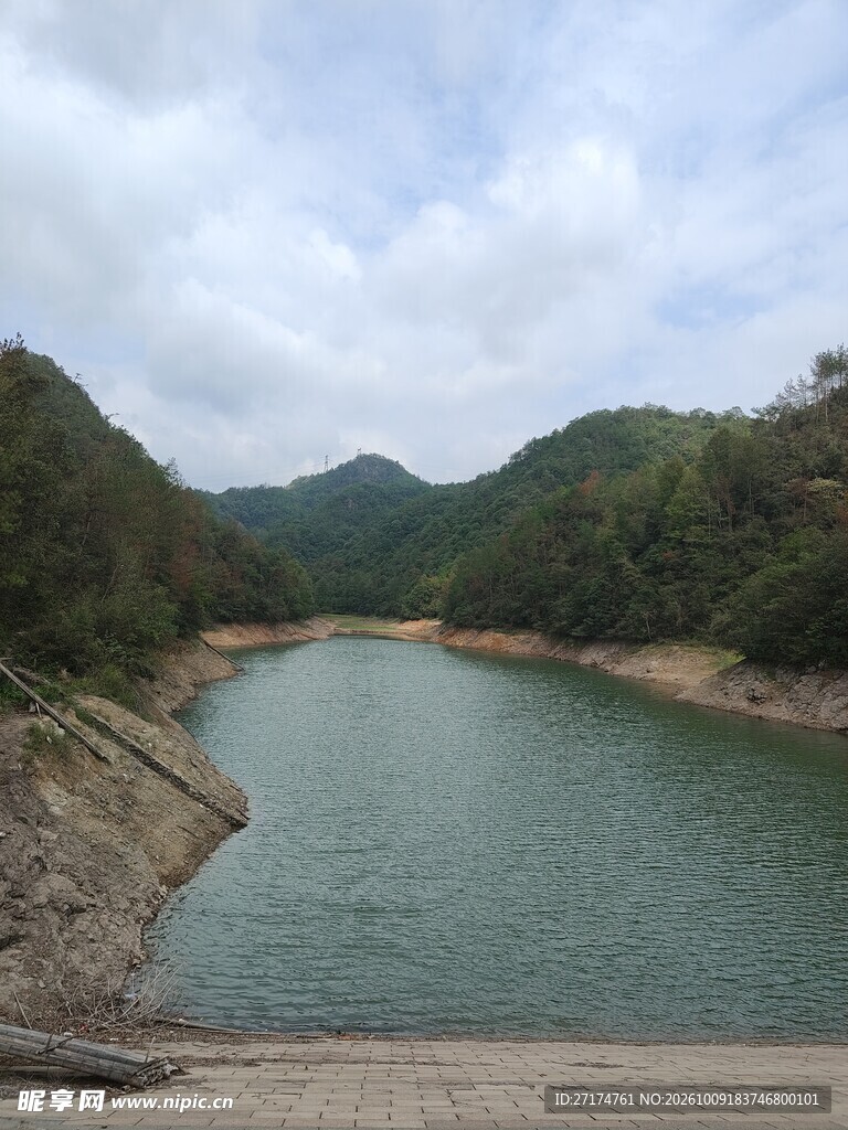 山间水库自然风光