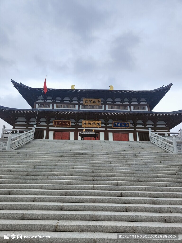 古寺大殿石阶仰拍