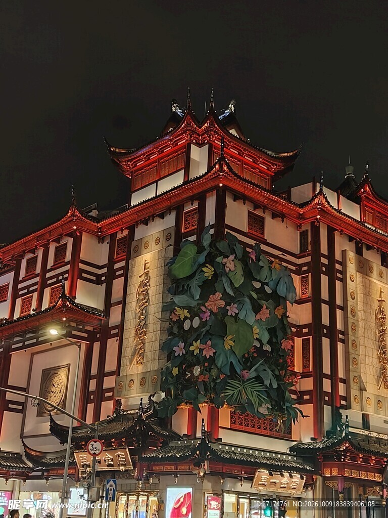 传统中式建筑夜景