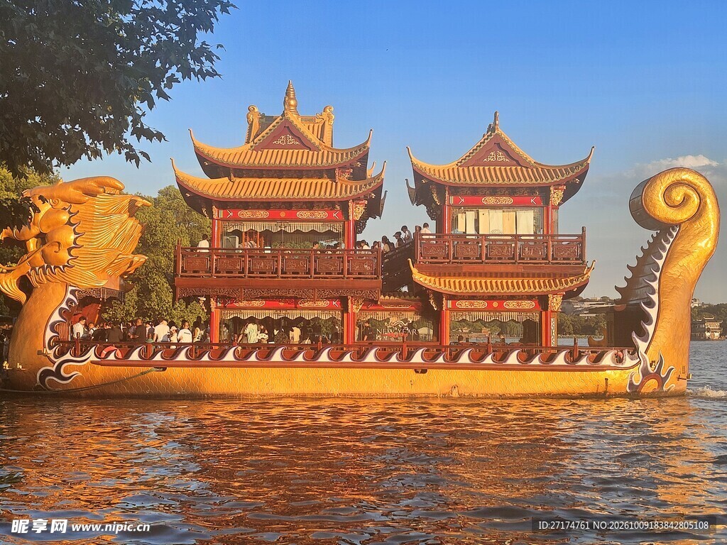 水上中式龙舟画舫