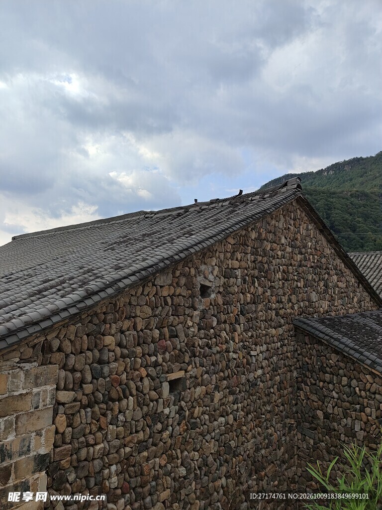 山野老石屋阴天风光