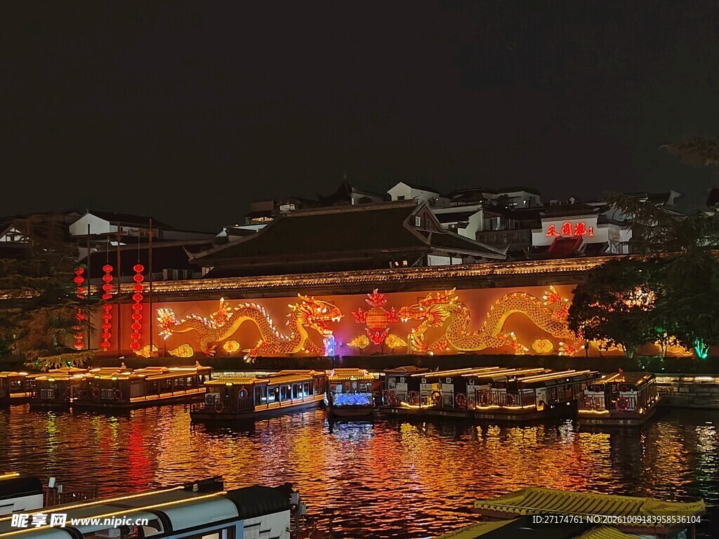 临水古建夜景