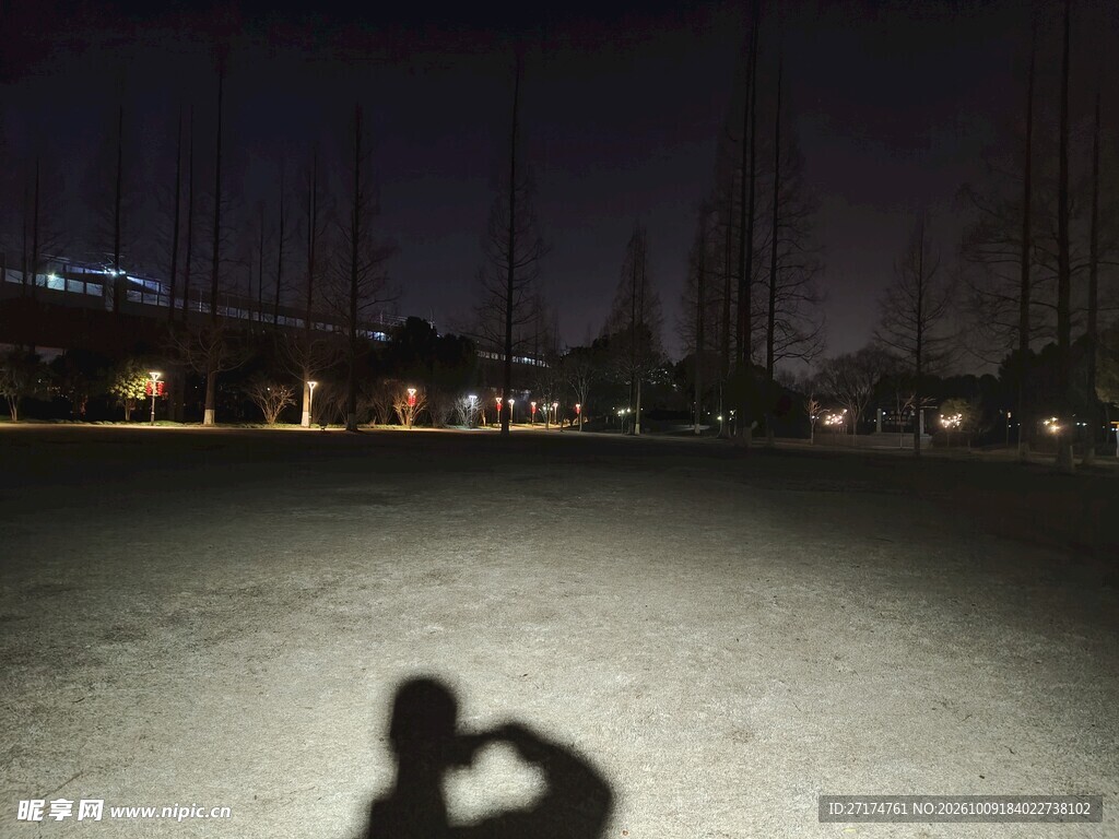 夜景下比心的人影