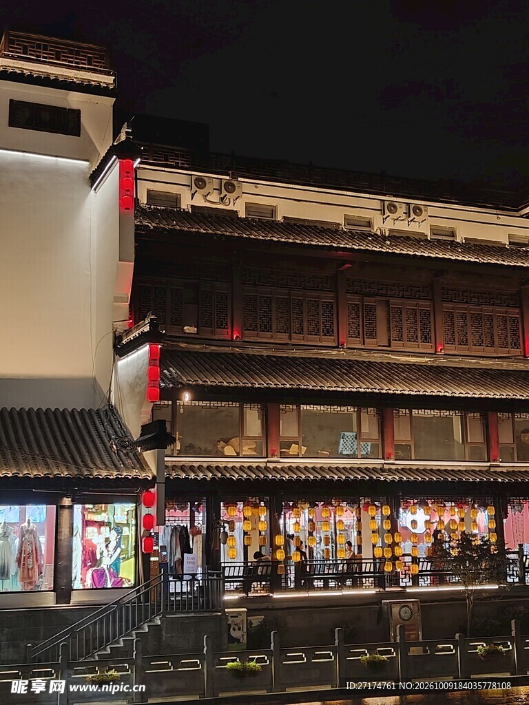 传统商业街夜景