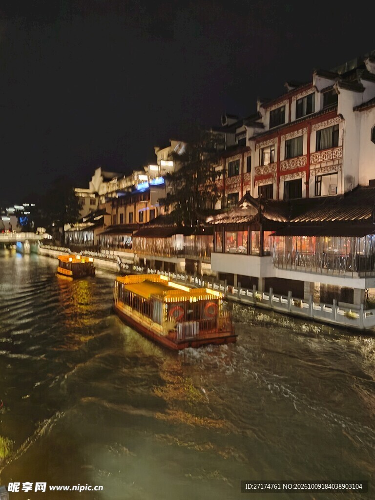 秦淮河畔夜景游船