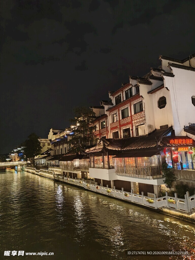 江南水乡河畔夜景