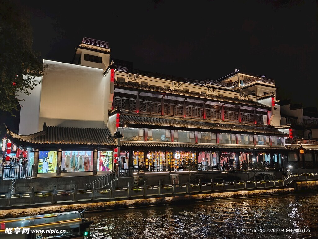 河畔中式古建夜景