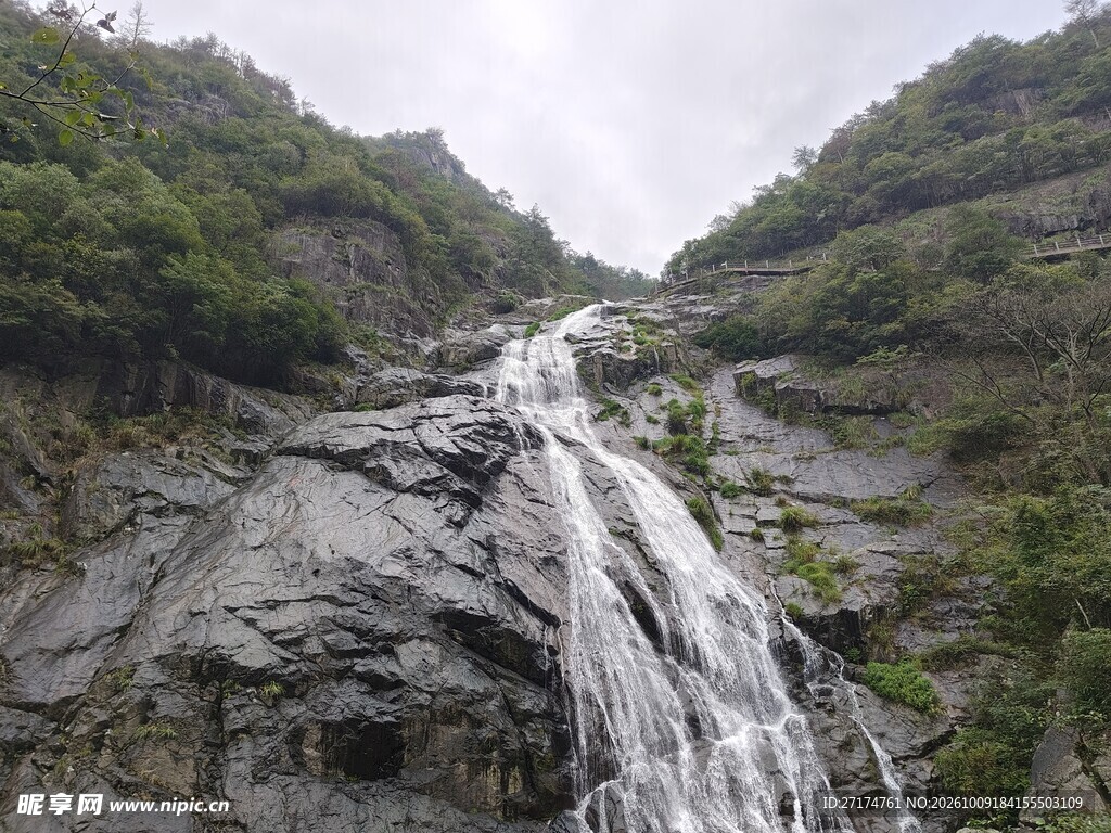 山涧瀑布自然风光