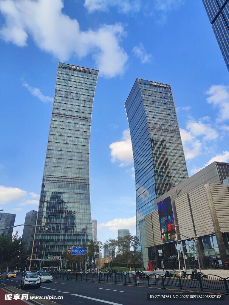 城市双子高楼街景
