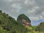 山间阴云奇峰风光