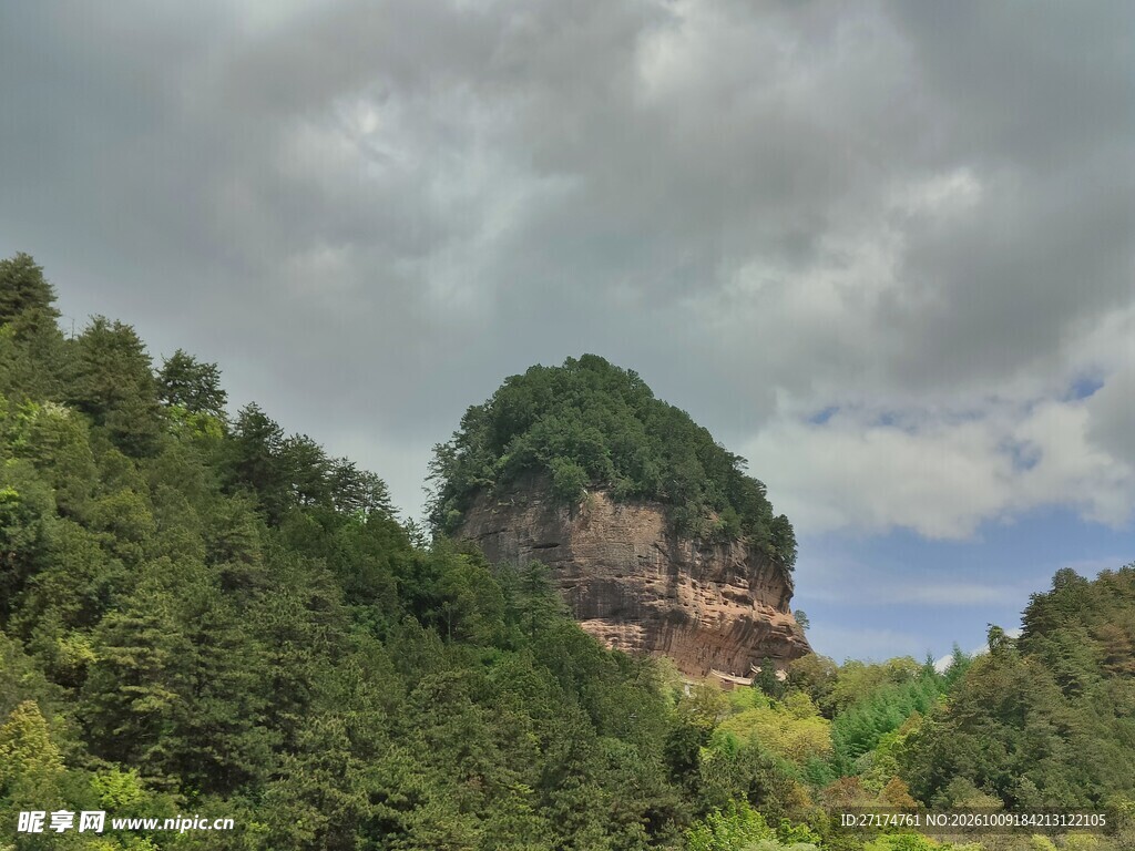 山间阴云奇峰风光