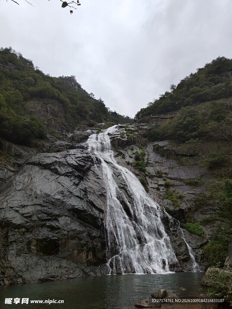 山间瀑布自然风光
