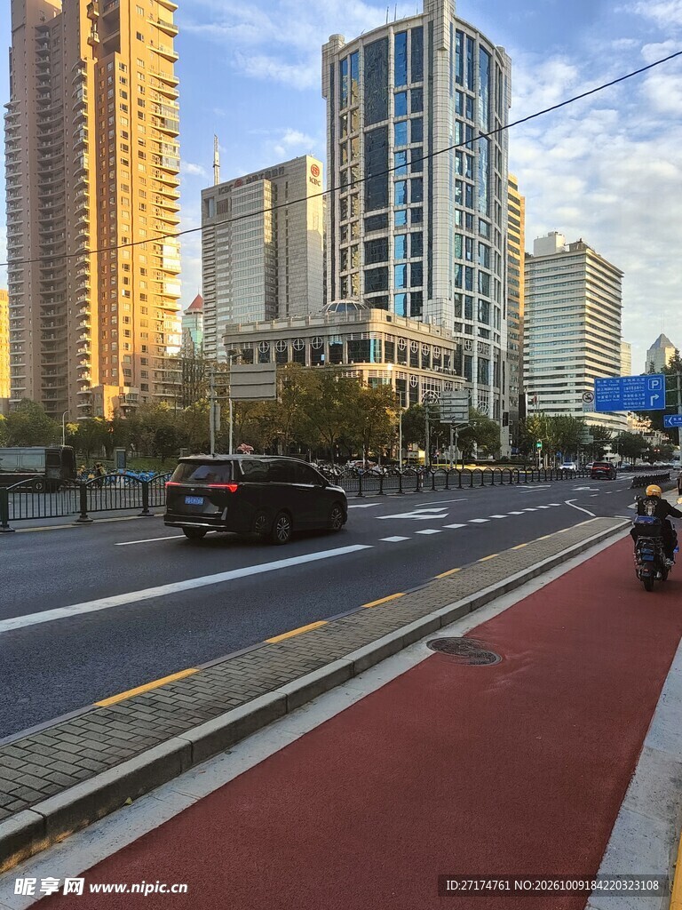 城市道路沿线高楼景观