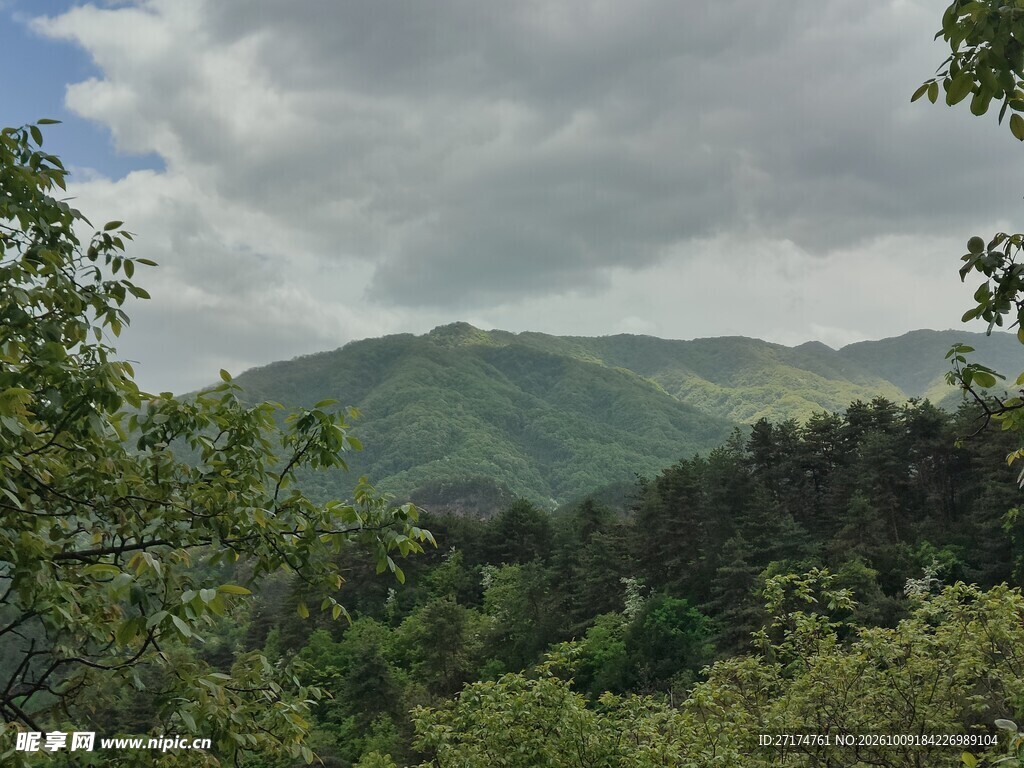 山野多云自然风景