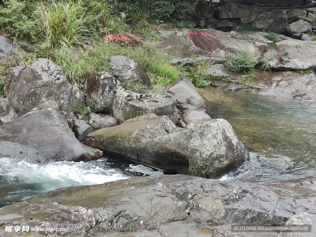 山涧溪流岩石景观