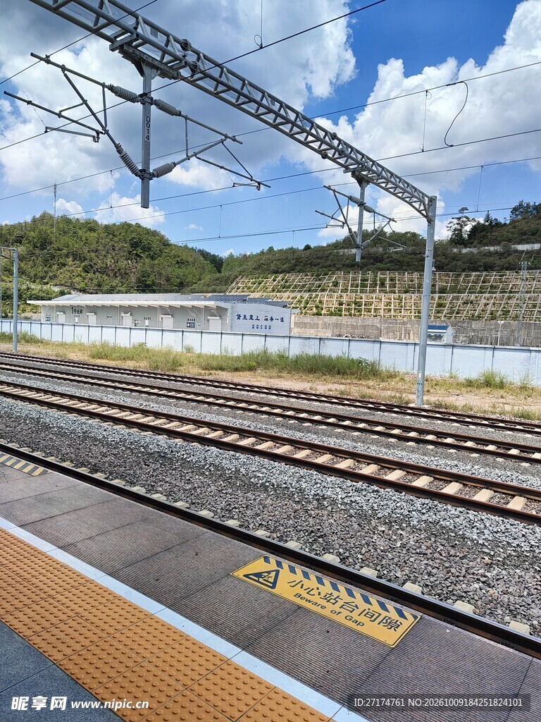高铁站台沿线风光