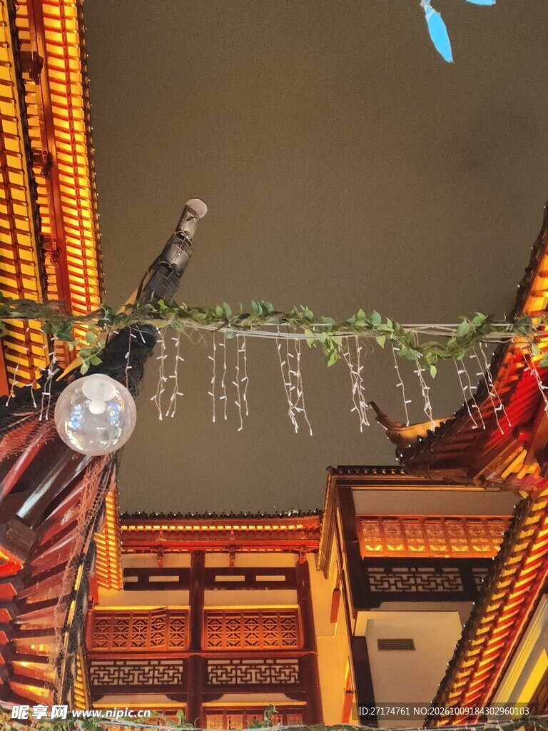 中式古建檐角夜景