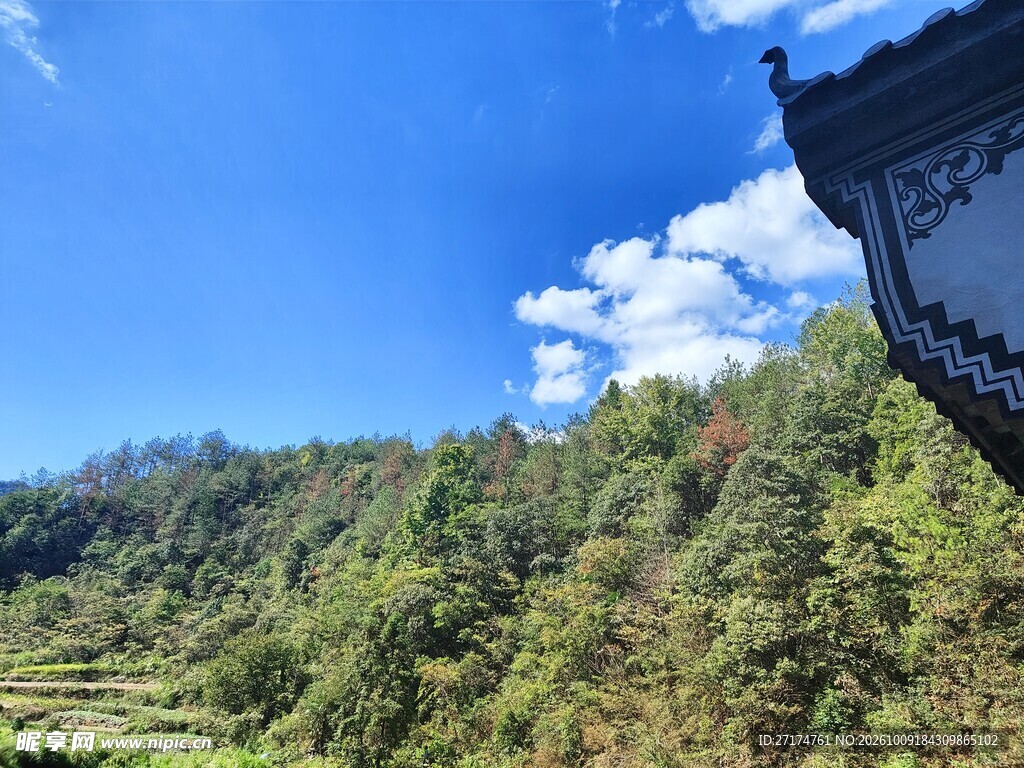 山野古檐晴空美景