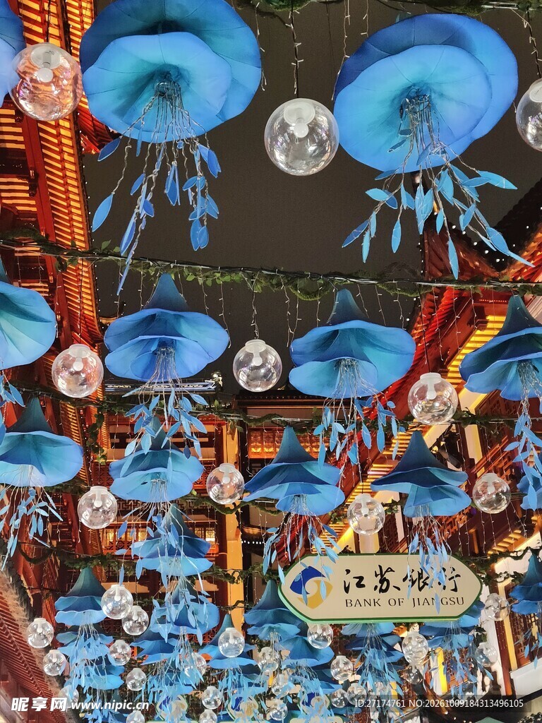 古风油纸伞装饰街景