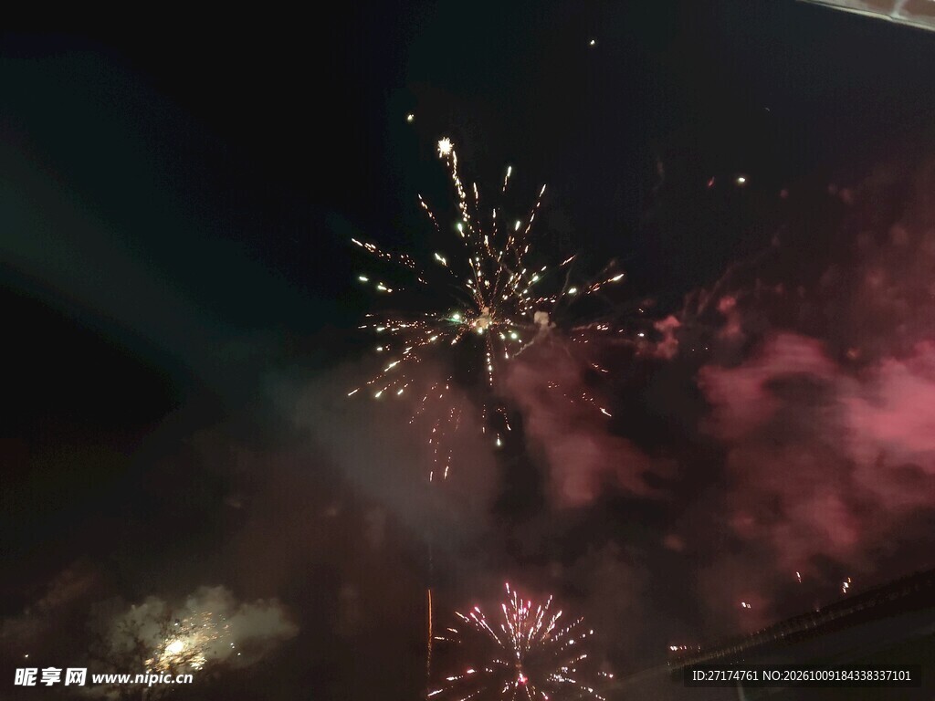 夜空中绽放的烟花