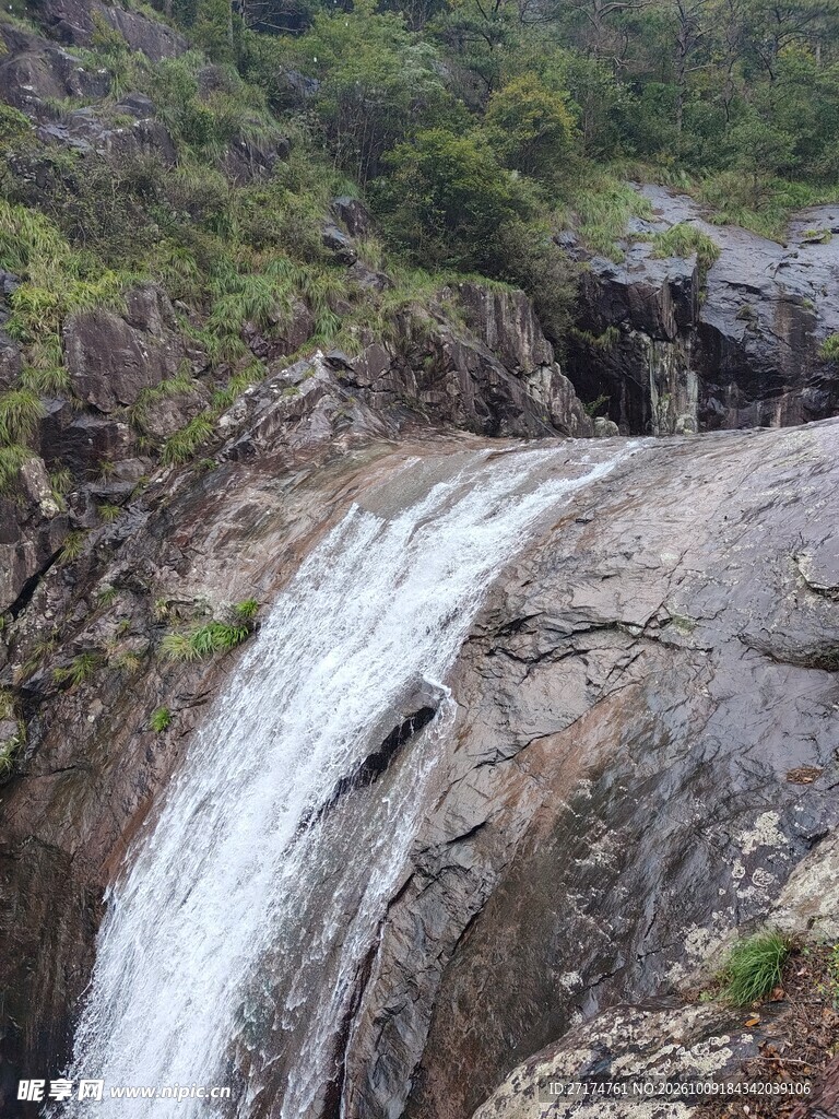 山涧岩石瀑布景观
