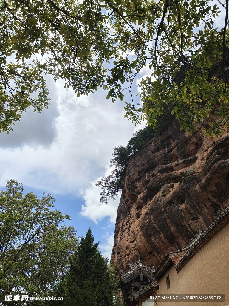 山林崖壁晴空风光